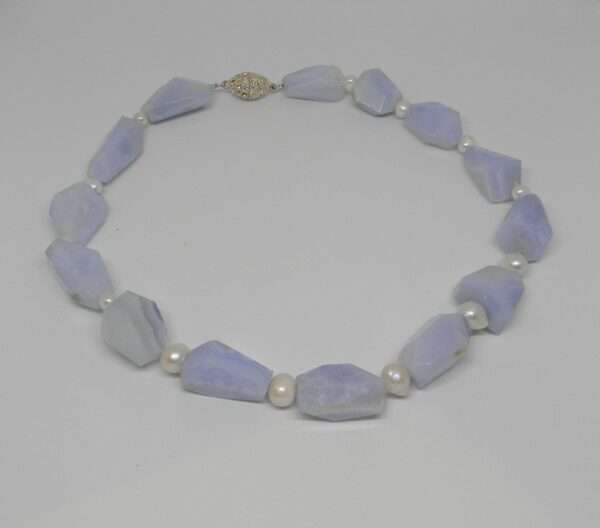 Collier, Chalcedon-Nuggets hellblau, Kulturperlen, Magnetschließe