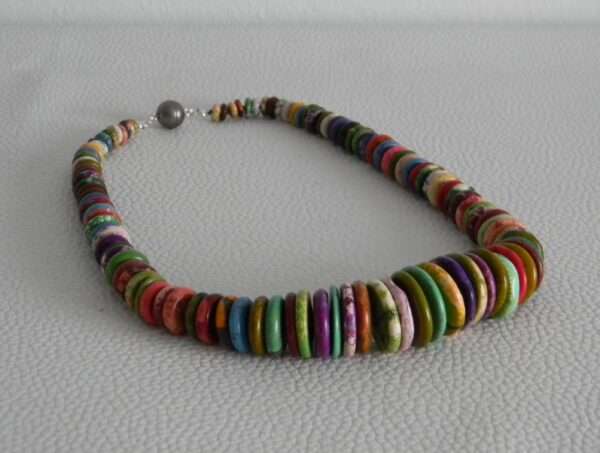 Kette aus bunt gefärbten Howlith-Scheiben